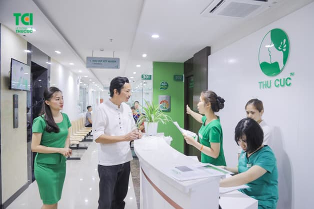 Nghệ sĩ được chỉ dẫn tận tình để thực hiện các bước xét nghiệm tiếp theo