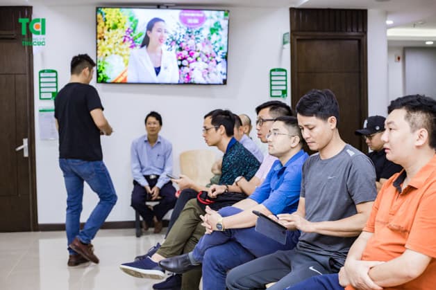 Mọi người tập trung chờ đến lượt gọi tên để vào khám