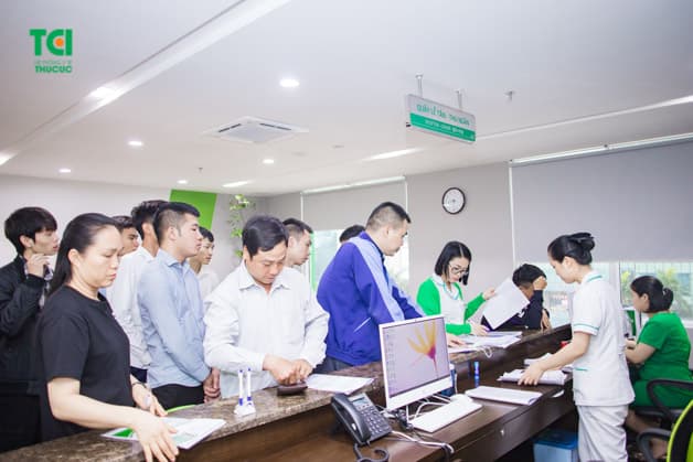 Cán bộ nhân viên công ty Elife & Realtime kiểm tra thônag tin tại quầy lễ tân