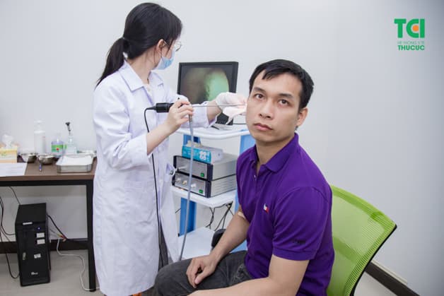 Bác sĩ thực hiện nội soi tai mũi họng cho nhân viên công ty Ecoba