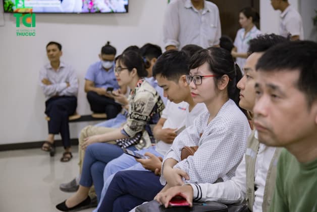 Sau khi khám bệnh, mọi người sẽ ngồi chờ kết quả tại bệnh viện