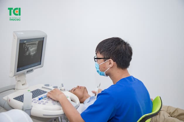 Siêu âm vùng bụng để kiểm tra các bộ phận bên trong cơ thể