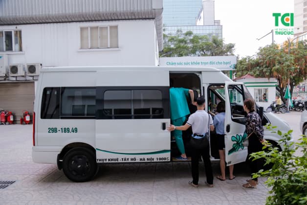 Xe lưu động của Hệ thống Y tế Thu Cúc TCI khám sức khỏe định kỳ ngoại viện cho Ecoba.