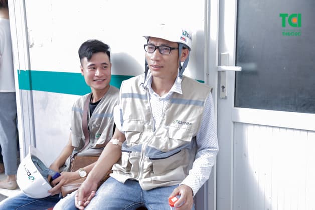 Trong lúc chờ đợi mọi người rất vui và thoải mái