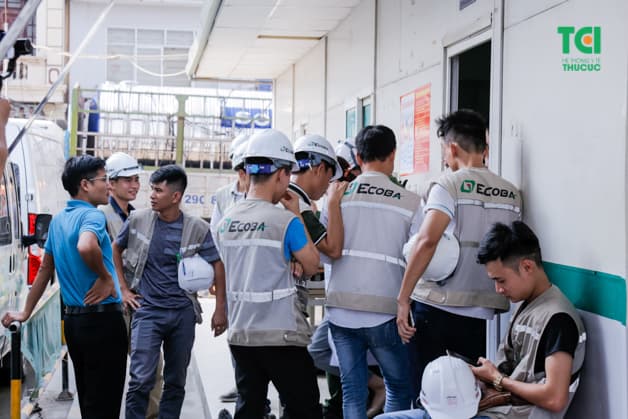 Đội ngũ cán bộ công nhân viên Ecoba tập trung từ rất sớm để khám sức khỏe.