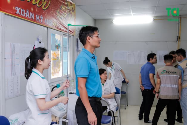 Đo chiều cao và cân nặng là những bước khám tổng quát đầu tiên mà ai cũng phải thực hiện