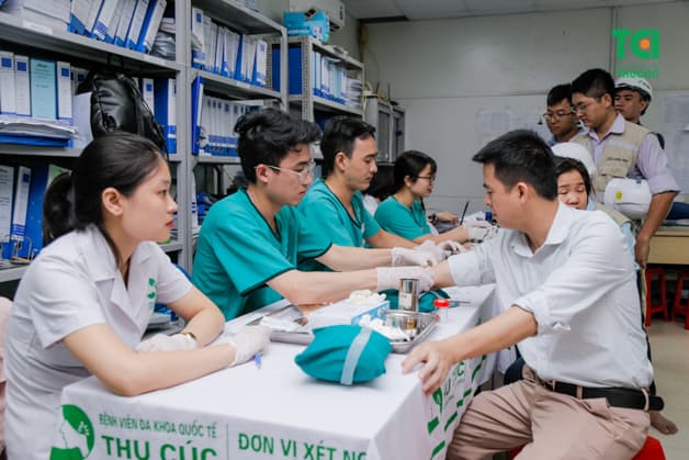 Mọi người tập trung lấy máu xét nghiệm