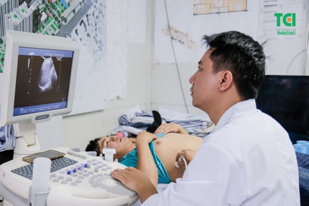 Bác sĩ tiến hành siêu âm ổ bụng cho người lao động
