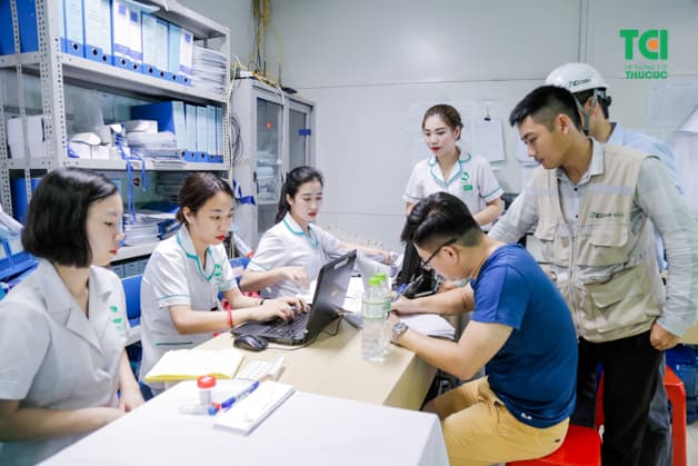 Sau khi khám bệnh, mọi người sẽ tiến hành ký tên vào danh sách khám bệnh