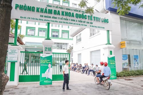 Chưa tới giờ khai mạc hội thảo nhưng đã có một lượng lớn người bệnh có mặt, nhiều người từ các tỉnh lân cận đi từ sáng sớm.