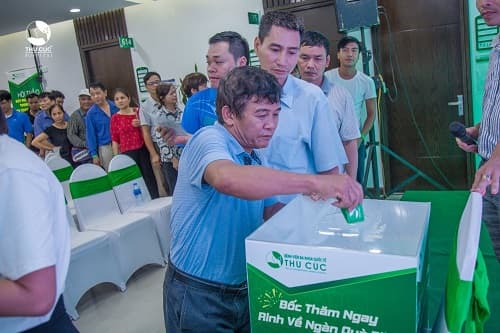 Quang cảnh khu vực bốc thăm đông vui, náo nhiệt. Ai cũng háo hức chờ đợi xem mình sẽ bốc được phần quà may mắn nào.