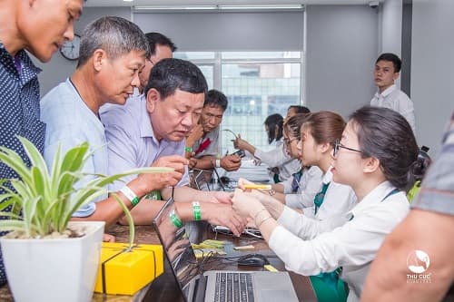 Người bệnh tham dự hội thảo đang được hướng dẫn check in, lấy hồ sơ để chuẩn bị đi siêu âm miễn phí.