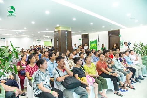 Những kiến thức chuyên môn được bác sĩ trình bày rất dễ hiểu, lấy ví dụ từ thực tiễn đời sống. Tất cả mọi người đều chăm chú lắng nghe, hội trường không còn một chỗ trống.