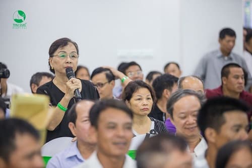 Một người bệnh có thắc mắc, được bác sĩ trực tiếp giải đáp ngay tại hội thảo.