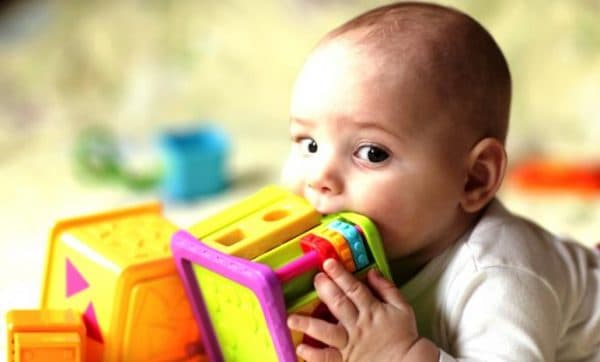 Ba mẹ cần chú ý không nên cho trẻ ngậm đồ chơi