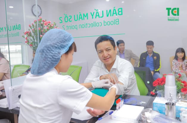 Nghệ sĩ Chí Trung tham gia sự kiện khai trương phòng khám ĐKQT Thu Cúc 216 Trần Duy Hưng, Cầu Giấy, Hà Nội và đang thực hiện lấy máu xét nghiệm ngay tại phòng khám.