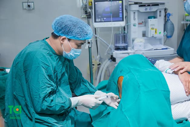 Bệnh nhân được đưa bệnh nhân về phòng mổ vô khuẩn 1 chiều khép kín, và tiến hành gây mê tủy sống trước khi tán sỏi nội soi bằng laser.