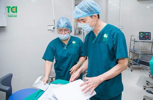 Quy trình thực hiện phẫu thuật nội soi tán sỏi niệu quản bằng laser