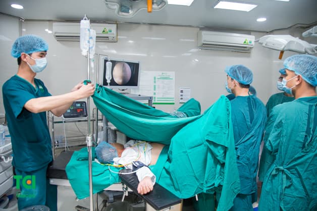 Phẫu thuật nội soi tán sỏi niệu quản ngược dòng bằng laser tại Thu Cúc.