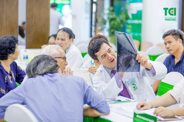 Bác sĩ CKII Phạm Huy Huyên - Trưởng khoa Ngoại – Bệnh viện Thu Cúc tư vấn cho bệnh nhân sỏi niệu quản.