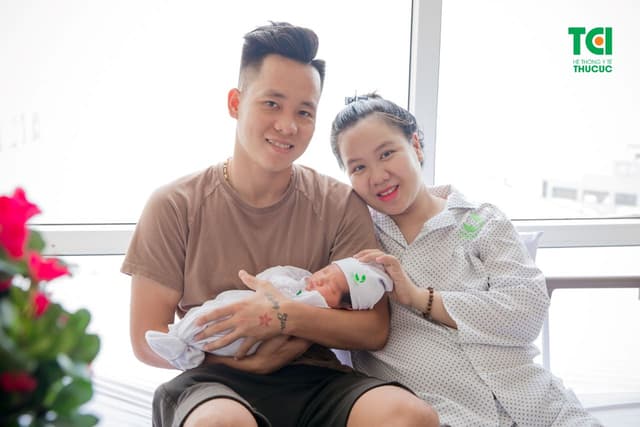 Cầu Thủ Lê Thanh Bình đưa vợ đi sinh