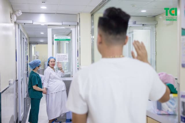 Cầu Thủ Lê Thanh Bình đưa vợ đi sinh