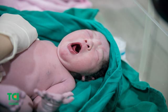 Cầu Thủ Lê Thanh Bình đưa vợ đi sinh