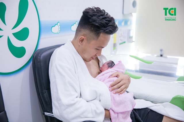 Cầu Thủ Lê Thanh Bình đưa vợ đi sinh