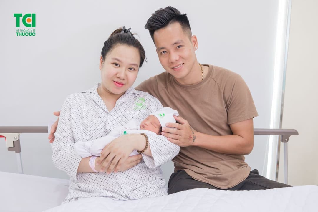 Cầu Thủ Lê Thanh Bình đưa vợ đi sinh