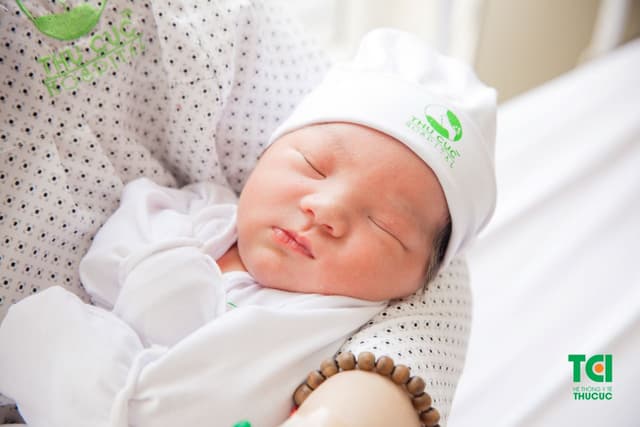 Cầu Thủ Lê Thanh Bình đưa vợ đi sinh