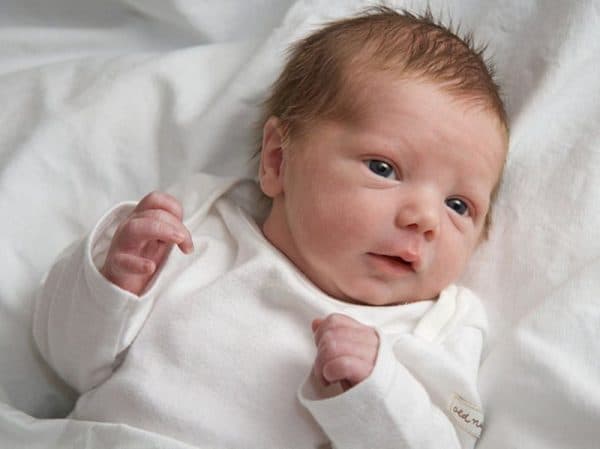 Lang ben ở trẻ sơ sinh do nấm malassezia gây ngứa, da thay đổi màu sắc da (xuất hiện các vết loang trắng hoặc đen). (ảnh minh họa)