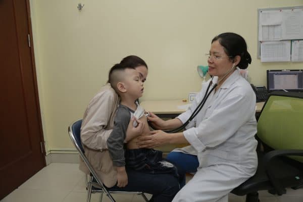 Cách xử trí khi trẻ bị sốt siêu vi