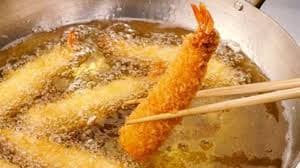 Người bệnh sau mổ ruột thừa nên hạn chế đồ ăn chiên rán nhiều dầu mỡ.