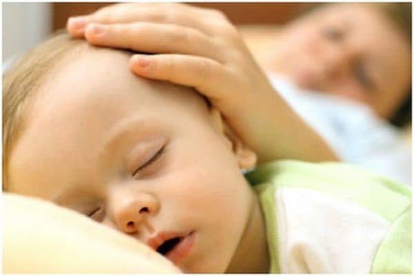 Ngủ ngáy ở trẻ nhỏ có thể do một số bệnh lý về đường hô hấp, do bẩm sinh hoặc những bệnh lý khác (ảnh minh họa).