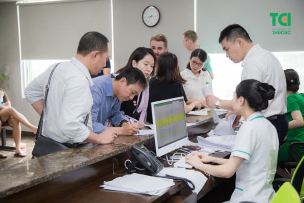 Kiểm tra hồ sơ tại quầy lễ tân là bước đầu tiên khi khám sức khỏe doanh nghiệp