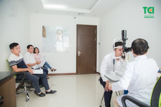 Khám mắt là bước khám tổng quát ở người lao động