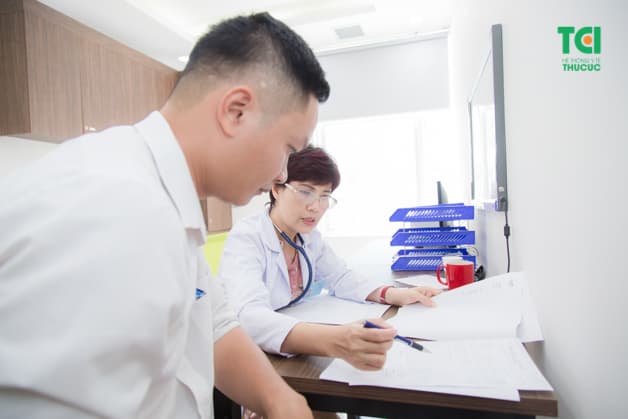 Bác sĩ đọc kết quả là bước cuối cùng trong gói khám cơ bản