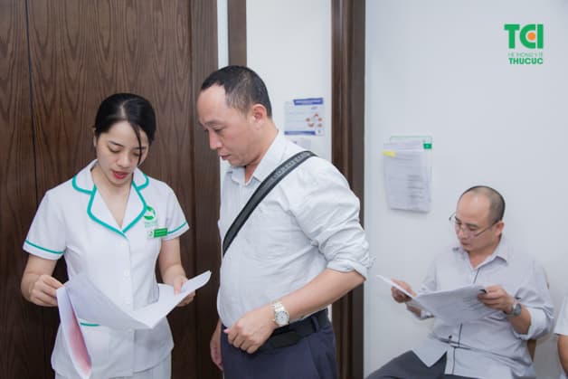 Nhân viên và điều dưỡng viên của bệnh viện luôn hỗ trợ điều hướng kịp thời cho người bệnh