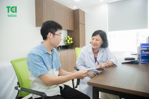 Bác sĩ đọc kết quả và tư vấn cho người lao động để hiểu rõ hơn về tình trạng sức khỏe của bản thân