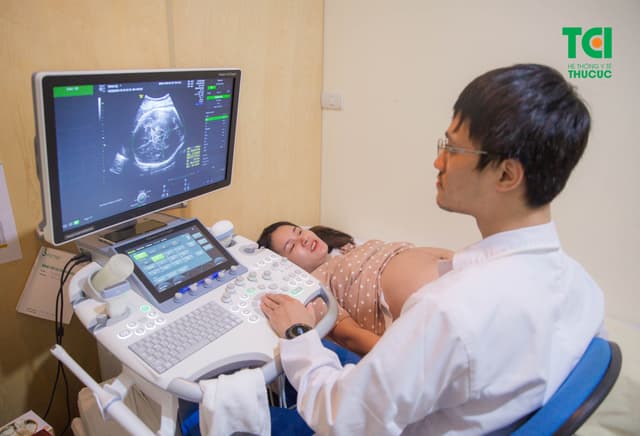 Cầu thủ Hùng Dũng đưa vợ đi khám thai