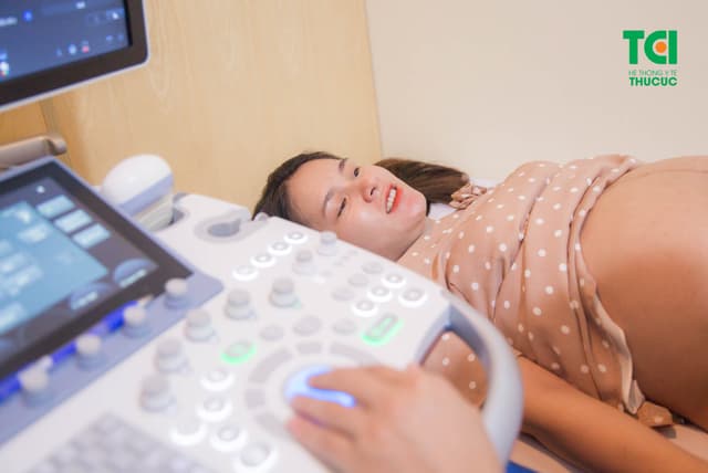 Cầu thủ Hùng Dũng đưa vợ đi khám thai