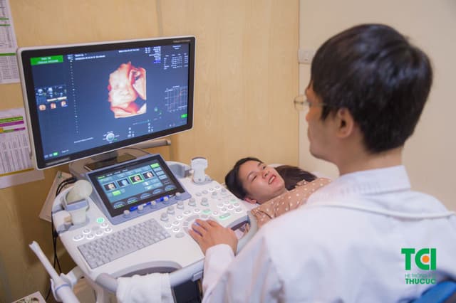 Cầu thủ Hùng Dũng đưa vợ đi khám thai