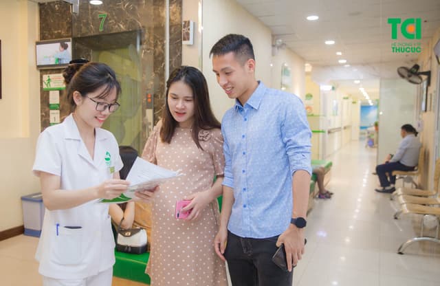 Cầu thủ Hùng Dũng đưa vợ đi khám thai