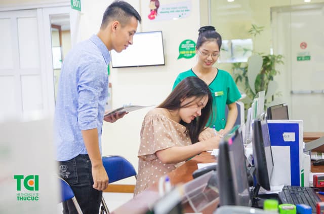 Cầu thủ Hùng Dũng đưa vợ đi khám thai