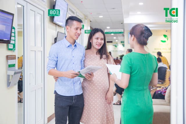 Cầu thủ Hùng Dũng đưa vợ đi khám thai