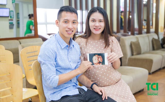 Cầu thủ Hùng Dũng đưa vợ đi khám thai