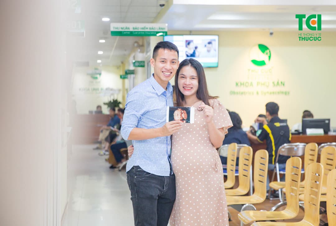 Cầu thủ Hùng Dũng đưa vợ đi khám thai