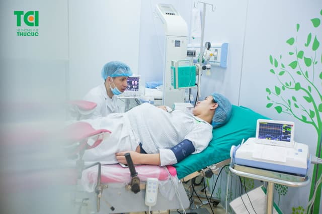 Cầu thủ Đỗ Hùng Dũng đưa vợ đi sinh