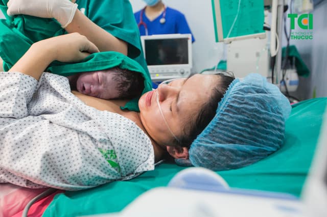 Cầu thủ Đỗ Hùng Dũng đưa vợ đi sinh