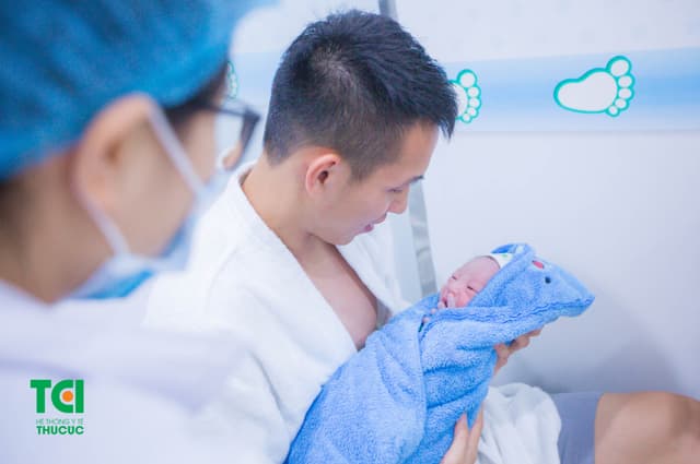 Cầu thủ Đỗ Hùng Dũng đưa vợ đi sinh